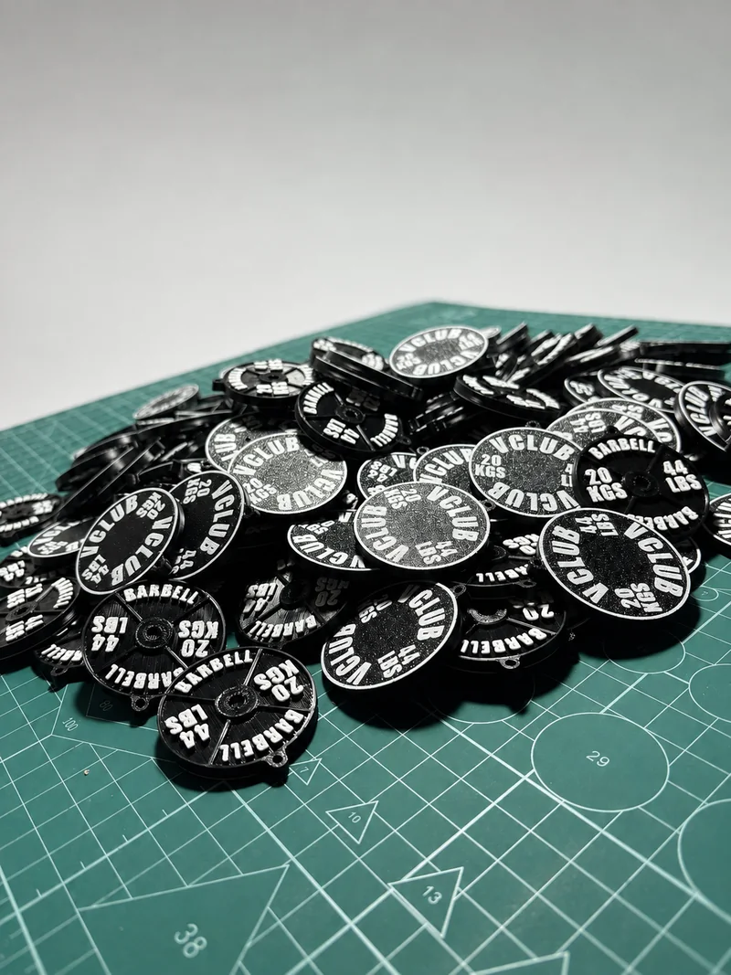 Lote de llaveros con forma de disco de pesas personalizados para el gimnasio VCLUB