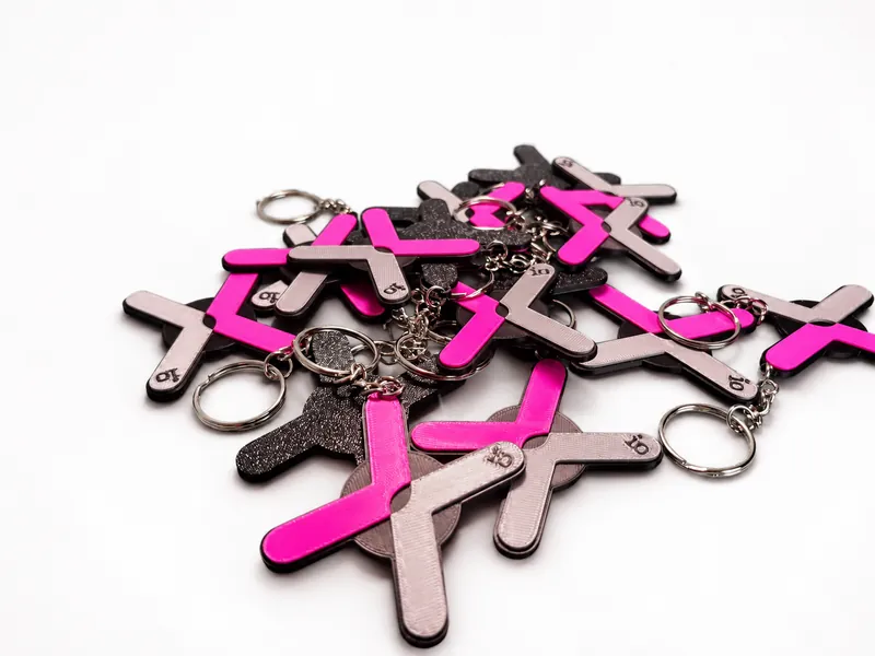 Llaveros con chip NFC integrado, en forma de X y en rosa, gris y negro