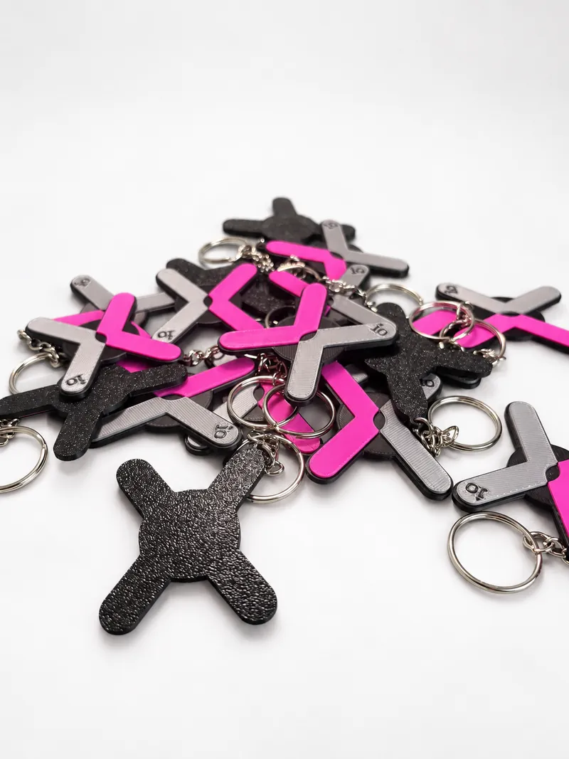 Llaveros personalizados impresos en 3D en tres colores, con chip NFC y anilla montada