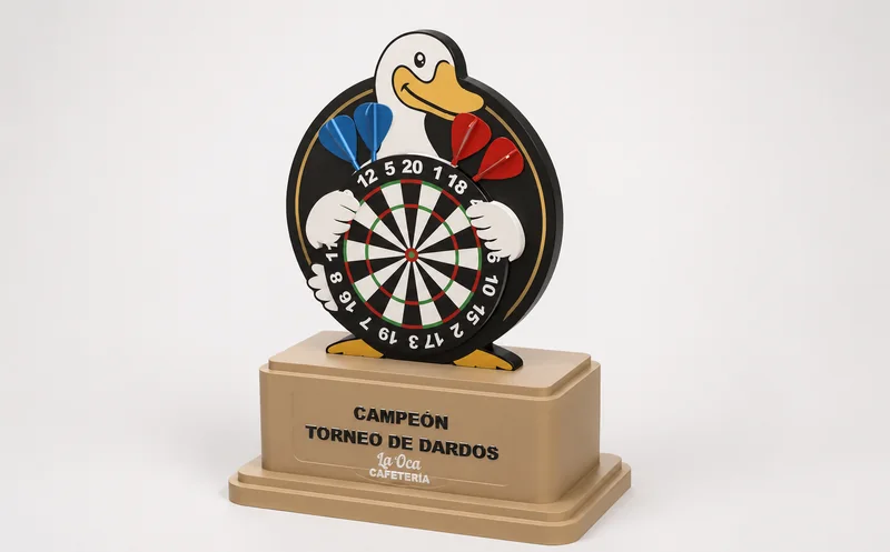 Trofeo personalizado para un torneo de dardos con la mascota del local en relieve